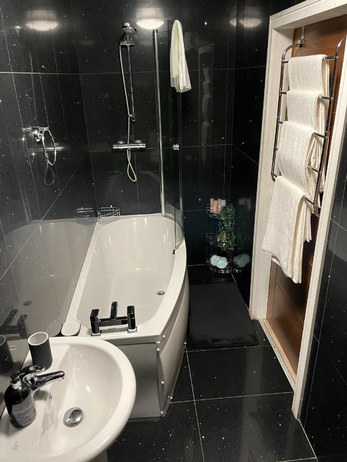 Luxurious 2 Bed Apartment In Heart Of Burnley With Private Parking المظهر الخارجي الصورة